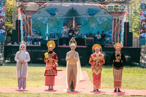 Peragaan Model Adat